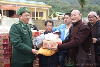 Tặng  150 suất quà cho  hộ nghèo nước bạn Lào