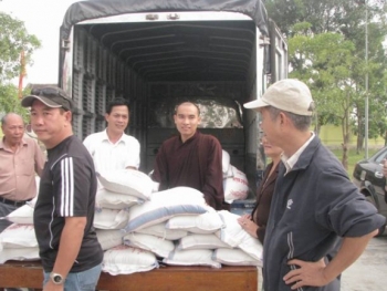 Chư Tăng, Phật tử  chùa chùa Bảo Đàm cứu trợ đồng bào vùng lũ