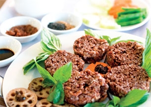 Cơm gạo lức trộn dầu mè rau củ