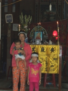 Cha bị đá đè chết, tương lai mù mịt với 3 đứa trẻ