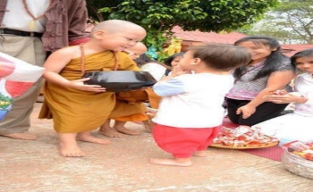 Chùm ảnh dễ thương các chú tiểu đi khất thực