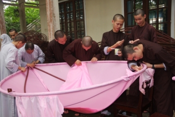 Huế: Thiết trí 7 Hoa Sen trên Sông Hương chuẩn bị Phật Đản PL.2557