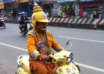 Ông già giả sư “diện” thời trang dạo phố gây ngộ nhận