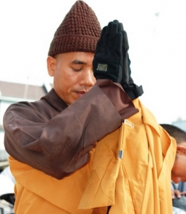 Chuyện chưa kể về người bộ hành xuyên Việt 'Nhất bộ nhất bái'