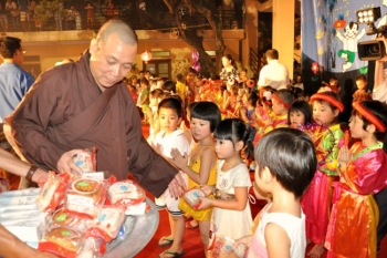 Chùa Bằng: Hàng ngàn trẻ em vui tết Trung thu "Đêm Hội Trăng Rằm"