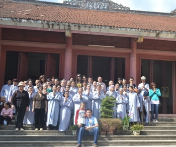 Mang yêu thương về Khu điều trị phong Văn Môn