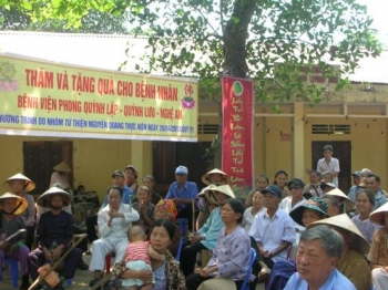 Nghê An:Nhóm Phật tử từ thiện Nguyên Quang thăm và tặng quà cho bệnh nhân phong