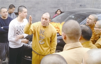 Video hai thanh niên Trung Quốc giả sư quậy phá  bị bắt!