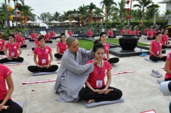 Sư cô Hương Nhũ hướng dẫn tập thiền cho thí sinh Hoa hậu các dân tộc Việt Nam