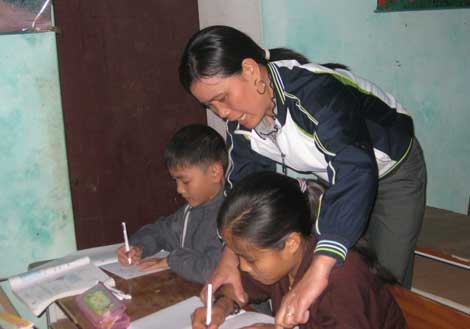 Cô giáo trẻ “gieo” chữ trong chùa