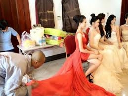 Chú tiểu hộ tống người đẹp thi hoa hậu: Xin thành tâm sám hối