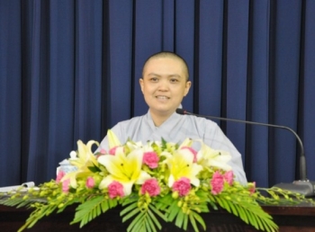 Chùa Hoằng Pháp: Sư cô Hương Nhũ thuyết giảng  tại khóa tu