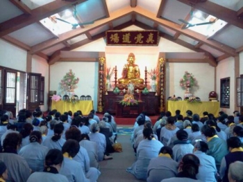 Chùa Bằng: Hàng trăm người tham dự ngày tu Bát quan trai