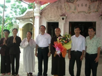 Lãnh đạo huyện Quỳnh Lưu chúc mừng các chùa nhân đại Lễ Phật đản