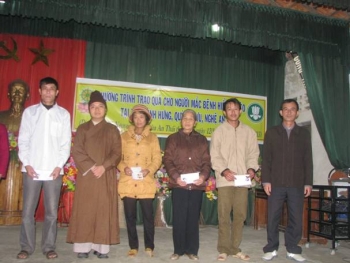 Chùa An Thái Nghệ An tặng quà cho người mắc bệnh hiểm nghèo