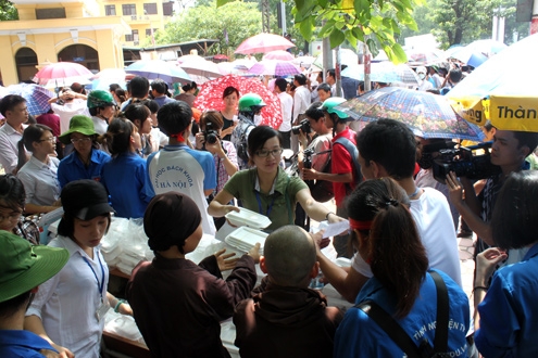 Cơm chay, nước uống miễn phí