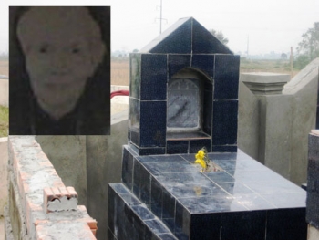 Vong hồn hiện hình trên bia mộ của dòng họ Đinh Quang Nam Định