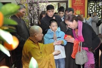 Đầu năm về Chùa Bằng chúc tết Hòa thượng, nghe pháp, nhận lì xì