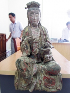 Đào đất làm đường phát hiện tượng Phật và chuông đồng cổ