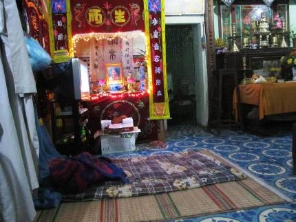 Rắn cực độc đêm đêm bò về bàn thờ người phụ nữ tự vẫn