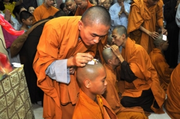 Gần 500 giới tử Đại giới đàn Minh Vật Nhất Tri làm lễ tấn hương cúng Phật