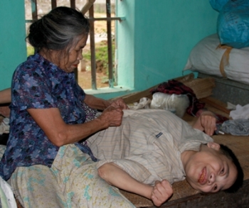 Cha mất, mẹ còng, con gái tật nguyền bị hãm hại...