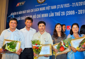 Cuối trời, mây trắng vẫn bay