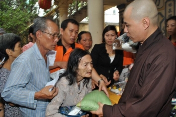 Đồng Nai: Chùa Phúc Lâm trao gần 300 phần quà Vu Lan cho người nghèo