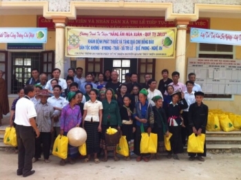 Nghê An:  Chùa An Thái và nhóm từ thiên Nguyên Quang tặng quà cho hộ nghèo