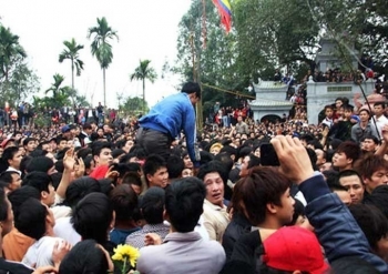 Nhìn lễ hội, tôi chán ghét cảnh đi chùa ngày nay