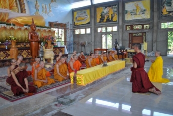 Những kinh nghiệm qua sự việc 'ca sĩ khóa môi nhà sư'