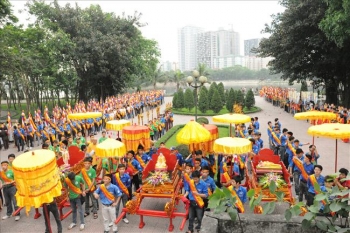 Hàng ngàn người cung rước Xá Lợi Phật về chùa Bằng