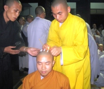 Đốt thân thể là phát tâm dũng mãnh nhưng cần hiểu rỏ ý nghĩa và  tu tập tinh tấn