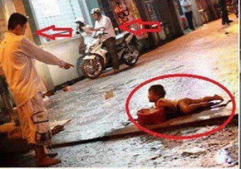 Phẫn nộ cảnh đứa bé bị lột trần, lê lết xin tiền dưới mưa