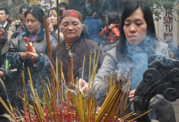 Vào chùa lễ Phật thắp hương như thế nào cho đúng?