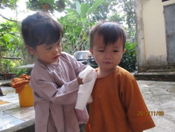 Những em bé bị bỏ rơi nương nhờ cửa Phật tại Thiền thất Bảo Sơn