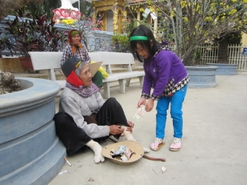 Về chùa lễ Phật đầu năm