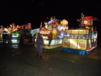 Kon Tum: Ấn tượng hoành tráng đêm diễu hành xe hoa mừng Phật đản