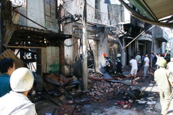 8 căn nhà cháy rụi vì... tiễn ông Táo