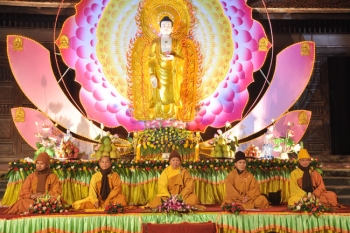 Hải Dương: Lung linh hoa đăng đêm vía Đức Phật A Di Đà chùa Cự Linh