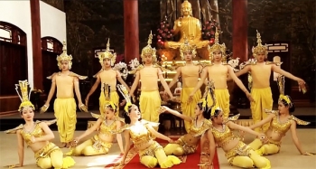 Phản cảm khi biểu diễn nghệ thuật trước chính điện