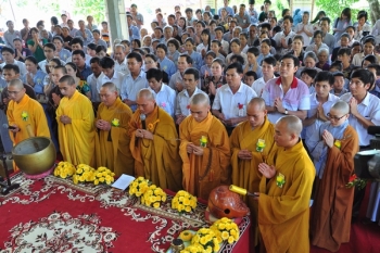 Hà Tĩnh: Chùa Long Đàm lễ Vu lan báo hiếu và phát quà từ thiện