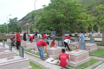 Tuổi trẻ “Vườn Tuệ” dâng hương tưởng niệm, quét dọn nghĩa trang liệt sĩ
