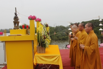 Lễ thắp sáng thất liên đăng trên dòng sông Hạ Hoàng