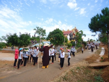 Phật tử chùa Hoa Khai chung tay cùng bảo vệ môi trường