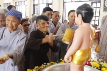 Lễ Phật đản của những bệnh nhân phong