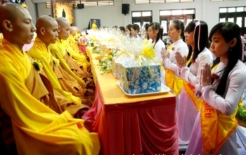 Phật tử đừng làm hư người tu trẻ