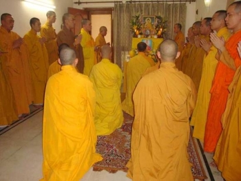 Tăng, Ni sinh tại Ấn Độ thành kính đảnh lễ và thọ tang cố HT. Thích Tịnh Nhãn