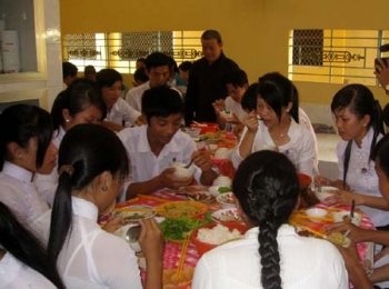 Thượng tọa Thích Minh Trí hết lòng với học trò nghèo