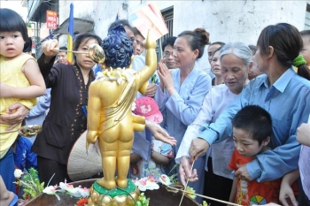 Hàng ngàn người trong làng đến chùa  tắm Phật ngày Đại lễ